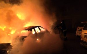 In separazione dal marito chiede a un'amica di incendiare le auto dell'uomo