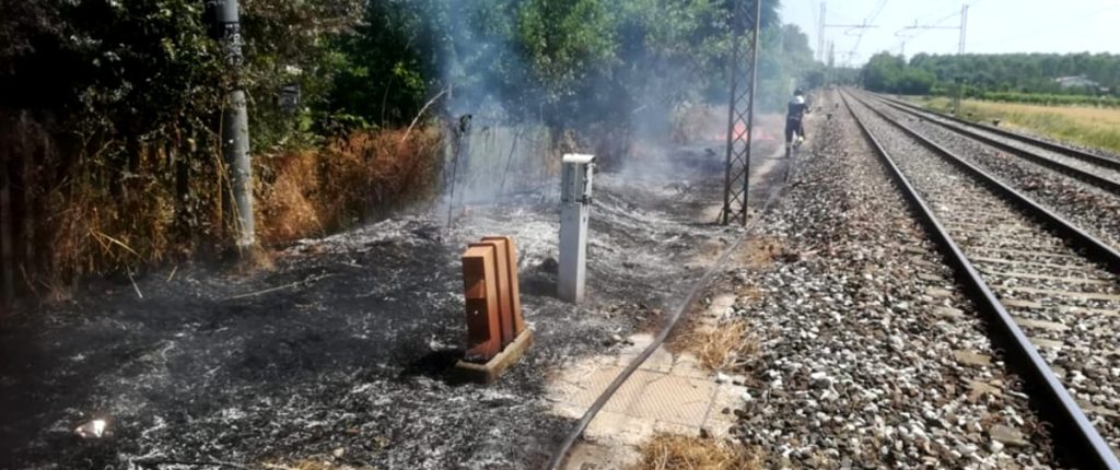 Incendio vicino ai binari: fermi i treni della Roma-Fiumicino