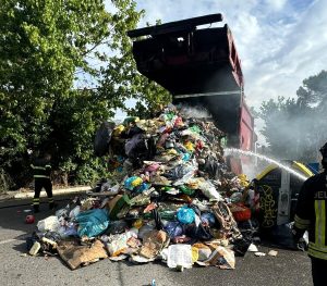 Paura a Montespaccato, operatore Ama vede il fumo e scarica la spazzatura per salvare il camion