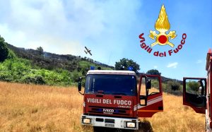 Vasto incendio a Campagnano: vigili del fuoco in azione con elicottero e Canadair