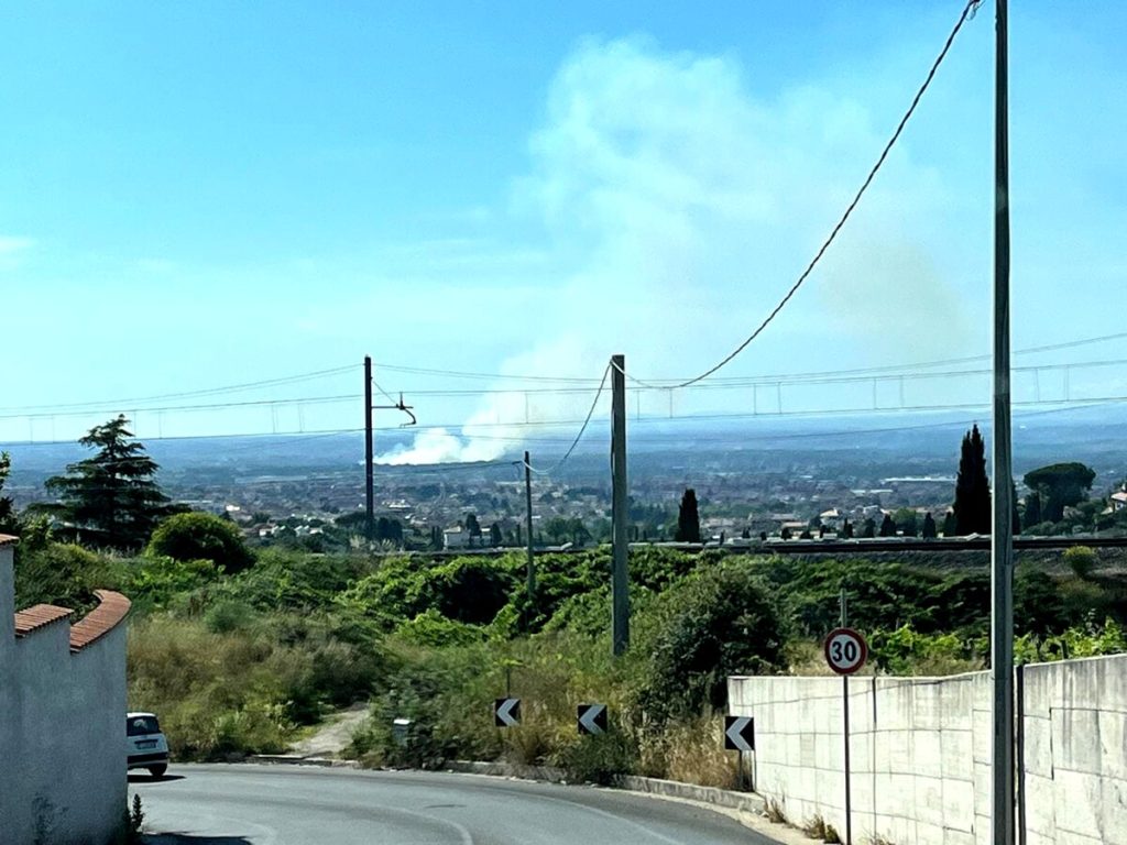 Roma, incendio a Capannelle. Fumo visibile dai Castelli romani