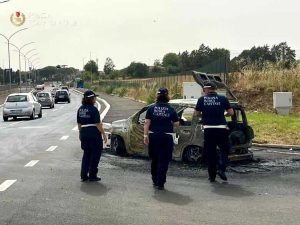 Auto a fuoco al distributore durante il rifornimento. Donna gravemente ustionata