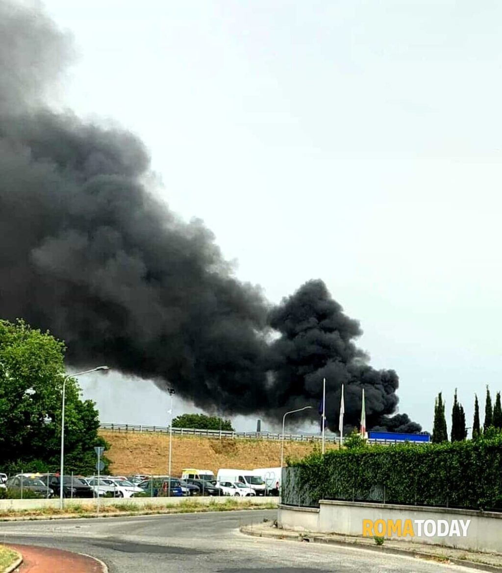 Incendio a Guidonia, capannone industriale in fiamme e nube nera in cielo