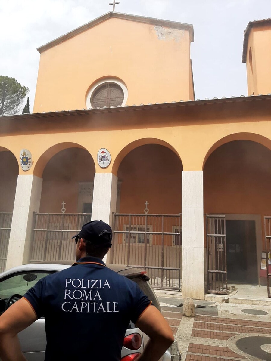 Incendio a Monteverde, fiamme in una parrocchia: evacuati parroco e fedeli