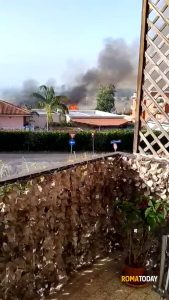 Incendio a Ponte di Nona. Fiamme vicino alle case