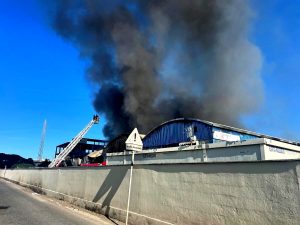 Incendio a Roma est, scatta l'ordinanza di Gualtieri: "Pulire climatizzatori e balconi. Lavare la verdura"