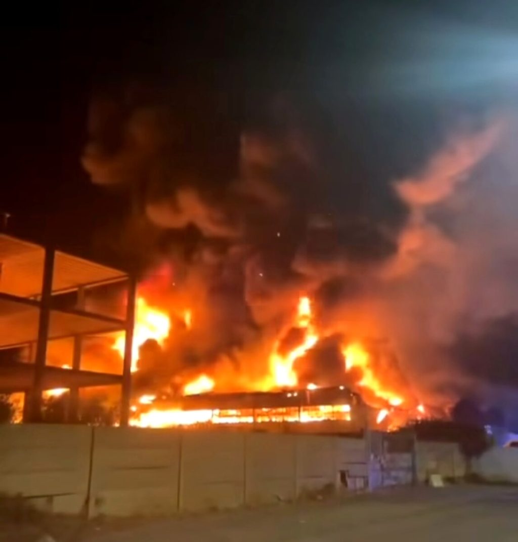 Incendio a Roma, in fiamme un capannone industriale. Fumo visibile a chilometri di distanza