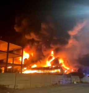 Incendio a Roma, in fiamme un capannone industriale. Fumo visibile a chilometri di distanza
