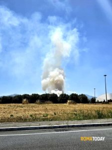 Roma, incendio a Tor Vergata. In fiamme l'area delle Vele di Calatrava