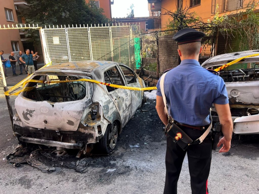 Incendio al Collatino, in fiamme scooter e automobili