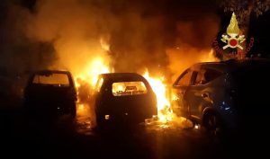 Incendio a Tor Bella Monaca, cinque auto distrutte da un rogo in un parcheggio condominiale
