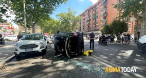 Incidente sulla Magliana, auto di ribalta dopo uno scontro vicino alle strisce: un ferito grave