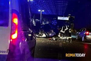 Incidente sulla Tangenziale Est, si ribalta con l'auto e finisce contro lo spartitraffico: è grave