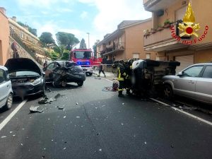 Schianto contro le auto in sosta, vettura danneggia la conduttura del gas