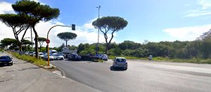 Incidente sulla Cristoforo Colombo, scontro tra due moto e una macchina. Morto un uomo di 26 anni