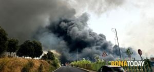 Maxi incendio a Tor Pagnotta, bruciano rifiuti in un campo. Le fiamme coinvolgono autolavaggio e vivaio