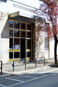 Un'antenna di telefonia mobile vicino alla scuola, la rivolta dei genitori: "Non lo permetteremo"