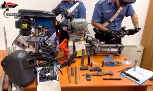 L'artigiano delle armi clandestine di Roma est, scoperto il laboratorio dove costruiva pistole e fucili