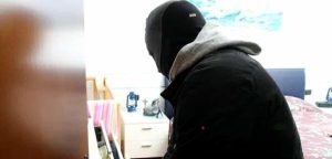 Sorprende in casa i rapinatori e viene picchiata con un bastone