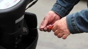 Il ladro di scooter incastrato dal video di uno smartphone