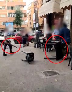 Fallisce lo scippo, poi torna con una spranga e scoppia la lite davanti al bar