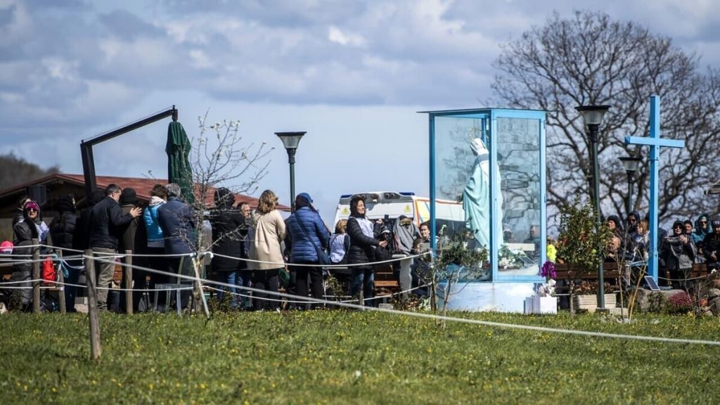 Madonna di Trevignano, veggente indagata per truffa. Nei guai pure il marito