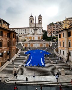 Roma si tinge d'azzurro: una maglia gigante della Nazionale esposta a Piazza di Spagna