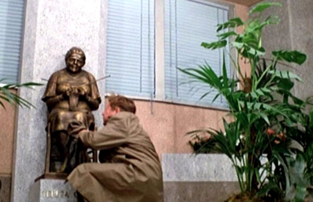 Fantozzi, la statua della mamma del mega direttore galattico torna alla Regione Lazio