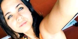 Manila De Luca travolta e uccisa in monopattino da un'auto. Il conducente rischia linciaggio. "È passato col rosso"