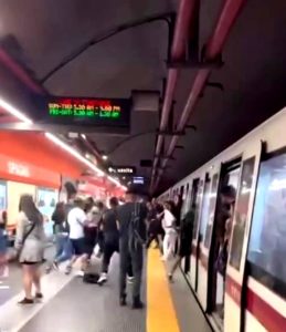 Far west Spagna, rissa tra borseggiatori e passeggeri. Furti e violenze nonostante le riprese video