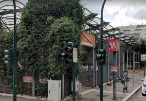 Accoltellato alla schiena davanti alla stazione della metropolitana