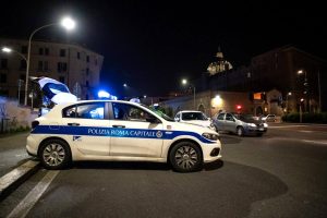Oltre 500 illeciti riscontrati in un fine settimana dalla polizia locale durante i controlli anti-movida