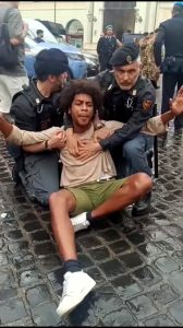 VIDEO | Ambientalisti provano a bloccare la parata militare: "La Repubblica siamo tutti noi"