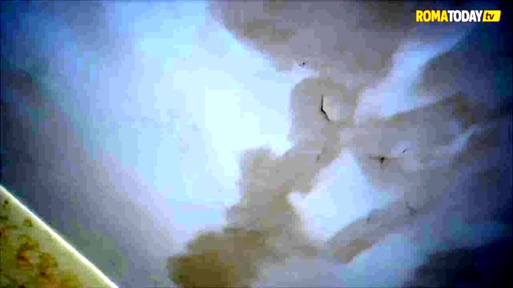 VIDEO | Buchi sui tetti e calcinacci a terra. A Villa Gordiani si vive con il cielo di Roma a vista