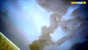 VIDEO | Buchi sui tetti e calcinacci a terra. A Villa Gordiani si vive con il cielo di Roma a vista