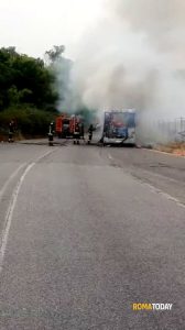 Bus in fiamme a Roma. Mezzo della Roma Tpl torna al deposito e prende fuoco (VIDEO)