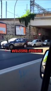 VIDEO | Vandalo imbratta venti auto con della vernice bianca