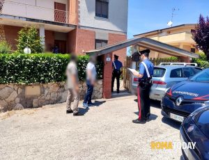 Omicidio suicidio, spara alla compagna e si uccide