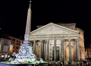 Barricati nel locale con la musica a tutto volume, poi l'aggressione ai vigili