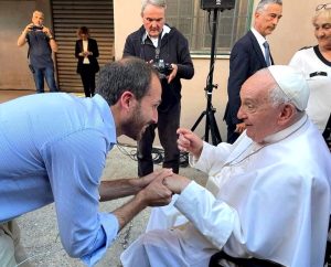 Papa Francesco incontra trenta famiglie in un condominio di Palmarola