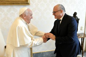 Giubileo, visita di Papa Francesco in Campidoglio. Scambio di doni e incontro con Gualtieri