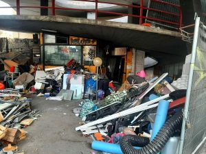 Il parcheggio di via Magna Grecia resta uno squat, vane le proteste: “È una bomba ad orologeria”