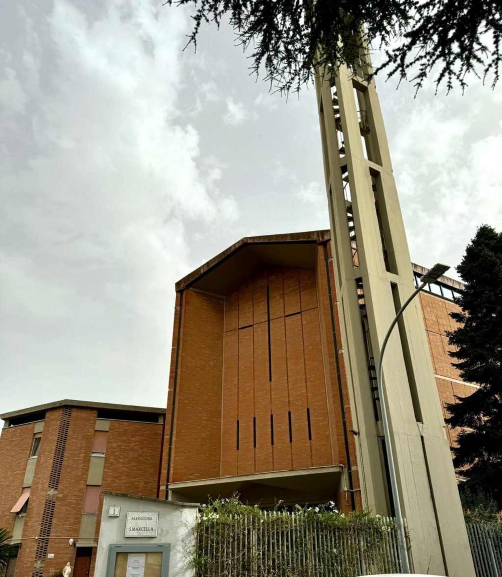 La battaglia dei fedeli contro la chiusura della parrocchia: "Pronti a tutto per impedirlo"