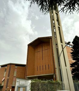 La battaglia dei fedeli contro la chiusura della parrocchia: "Pronti a tutto per impedirlo"