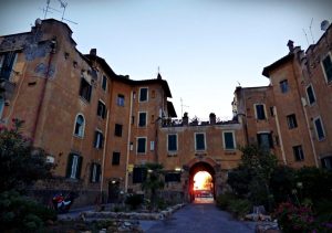 Passeggiata al tramonto tra i cortili della Garbatella