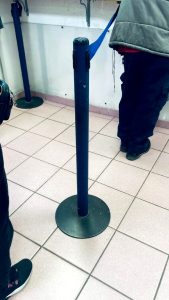 Lite all'anagrafe: impiegata e donna in fila per la carta d'identità minacciate con un paletto