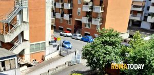 Ex hotel Cinecittà: alta tensione dopo il censimento, occupanti lanciano oggetti e bloccano la strada