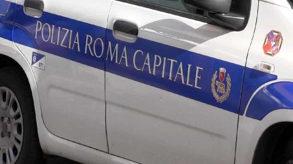 Paura a Trastevere: auto finisce sui tavoli di un ristorante, ferita una bambina