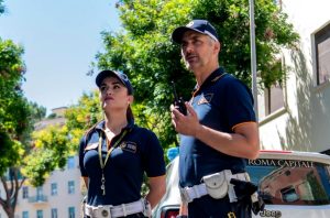 Flaminio, blocca la pulizia della strada e aggredisce i vigili