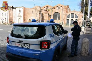 Finti poliziotti derubano turisti mostrandogli distintivi della guardia urbana spagnola